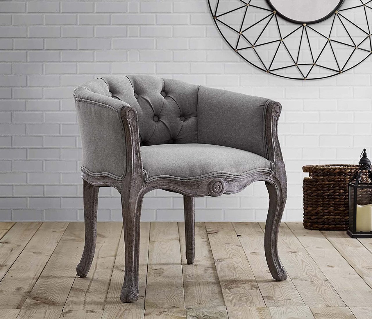 Vintage stílusú kopottas hatású faragott favázas kárpitozott fotel