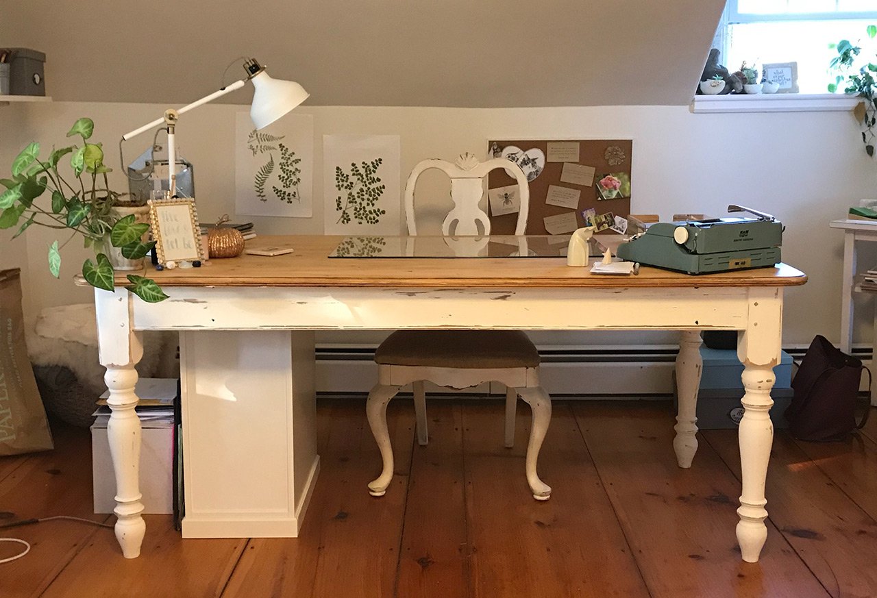 Tömör faasztal faragott lábakkal – tökéletes íróasztalnak